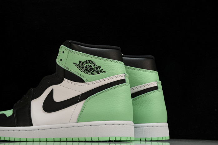 air jordan 1 retro high "green glow" dz5485-130